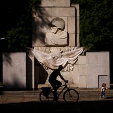 Lenkija seka Lietuva: siekia atsikratyti sovietinių paminklų