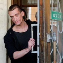 Rusijos menininkui skirta bauda už saugumo būstinės durų padegimą
