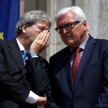 „Brexit“: ES ragina D. Britaniją greičiau atsiskirti, atsistatydino JK eurokomisaras