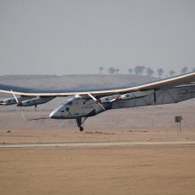 Aplink pasaulį skrendantis Saulės energija varomas lėktuvas nutūpė Egipte 