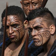 Bastilijos paėmimo dienos parade žygiavo ir basakojai maoriai