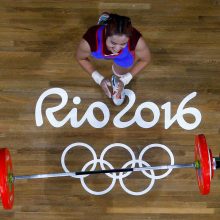 Olimpinių medalių dalybas pradėjo dopingo skandalų sukrėsti sunkiaatlečiai