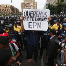 Meksikoje tūkstančiai žmonių ragino prezidentą atsistatydinti