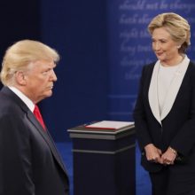 Stringančią kampaniją D. Trumpas gelbėjo grasindamas H. Clinton