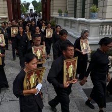Mirusiam Tailando karaliui pagarbą atiduoda šimtatūkstantinė minia