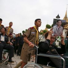 Mirusiam Tailando karaliui pagarbą atiduoda šimtatūkstantinė minia