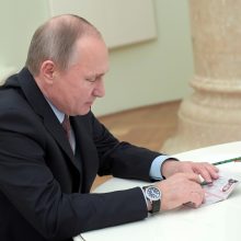 Pats V. Putinas S. Seagalui įteikė Rusijos piliečio pasą