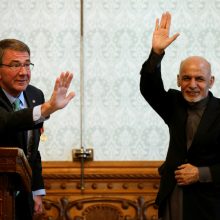 Ashtonas Carter <span style=color:red;>(kairėje)</span> ir Afganistano prezidentas Ashraf Ghani <span style=color:red;>(dešinėje)</span>