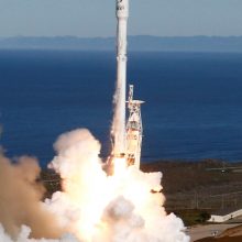 Po įvykusio sprogimo „SpaceX“ pirmąkart paleido ir nutupdė raketą