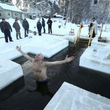 Į ledinį vandenį Rusijoje nėrė beveik 2 mln. žmonių