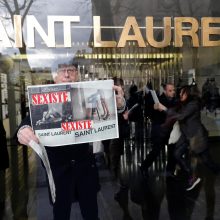 „Saint Laurent“ privalės pašalinti žeminančius plakatus
