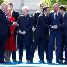 D. Trumpo akibrokštas: nustūmė Juodkalnijos lyderį ir atsistojo prie D. Grybauskaitės