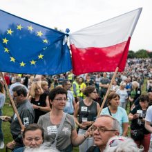 Lenkijoje tūkstančiai žmonių vėl protestavo prieš teismų reformą