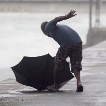 Indijoje ir Šri Lankoje per galingą cikloną žuvo mažiausiai 16 žmonių