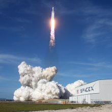 „SpaceX“ sėkmingai paleido galingiausią pasaulyje raketą nešėją skrieti Marso link