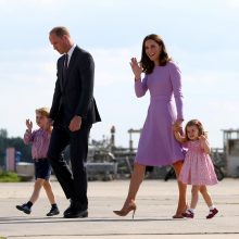 Princas Williamas ir jo žmona Kate su naujagimiu grįžo namo