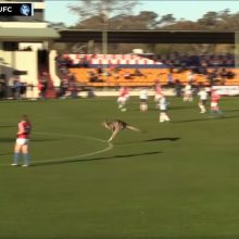 Per varžybas net pusvalandį futbolo aikštėje šeimininkavo kengūra