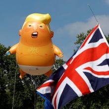 Londone į orą pakilo didžiulis „Kūdikį Trumpą“ vaizduojantis balionas