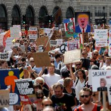 Londone prieš D. Trumpo vizitą protestuoja dešimtys tūkstančių žmonių