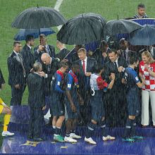 Per iškilmingą futbolo čempionato finalo momentą – skėtis tik V. Putinui
