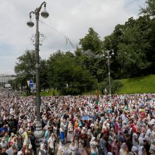 Ukrainoje tūkstančiai žmonių paminėjo šalies krikštą per Maskvos remiamą procesiją