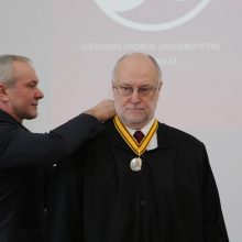 LSU garbės daktaro regalijos įteiktos Tartu universiteto profesoriui