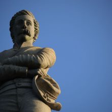 Kova įsibėgėja: JAV universitetas iš savo teritorijos pašalino konfederatų paminklus