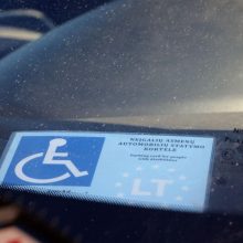 Tikrino, ar vairuotojai neteisėtai nepalieka automobilių neįgaliųjų vietose