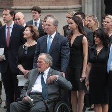 Buvę prezidentai, artimieji, draugai atsisveikino su B. Bush