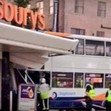 Anglijoje autobusas rėžėsi į prekybos centrą: žuvo moteris ir berniukas