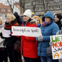 Pagrindinę Klaipėdos aikštę užtvindė minia piktų mokytojų