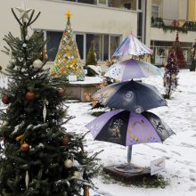 Prie bibliotekos – netikėčiausiais būdais pagamintos eglutės