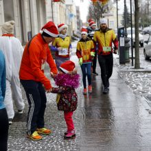 Kalėdiniame bėgime – seneliai, eglutės ir besmegeniai