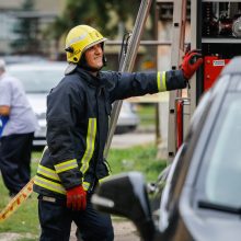 Uostamiesčio daugiabučiame name – dūmai iš po stogo