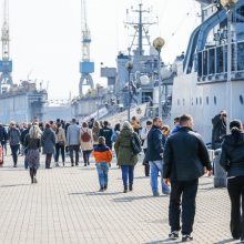 Klaipėdiečiai plūdo apžiūrėti NATO laivų