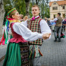 Palanga pražydo ir suskambo tarptautiniu folkloro festivaliu