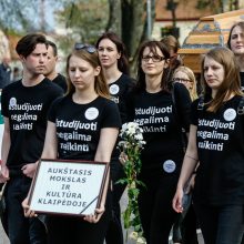 Klaipėdoje – aukštojo mokslo laidotuvių procesija