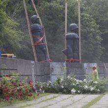 Klaipėdoje per pusdienį išmontuoti sovietmečio paminklai