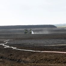 Degantį durpyną gesinantys ugniagesiai: darbo bus mažiausiai kelioms paroms