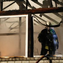 Mįslingas gaisras paliko šeimą be stogo
