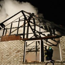 Mįslingas gaisras paliko šeimą be stogo