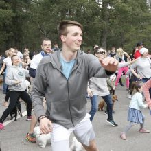 Klaipėdoje miško taku bėgo būrys šunų augintojų ir jų gyvūnai