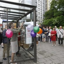 Atidarytos bibliotekėlės autobusų stotelėse