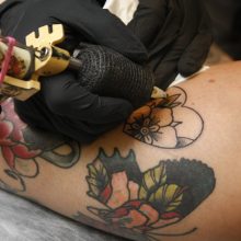 Tatuiruočių mėgėjai sergančius vaikus parėmė solidžia suma