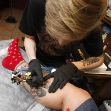 Tatuiruočių mėgėjai sergančius vaikus parėmė solidžia suma