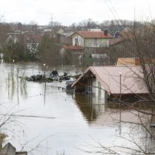 Purmaliuose vanduo tuoj sieks namų stogus