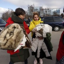 Prie „Žalgirio“ arenos visą sekmadienį Raudonasis kryžius iš žmonių renka paramą Ukrainai