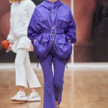 Sezonas: mėgstantiems ryškumą verta rinktis melsvai violetinius viršutinius drabužius.
