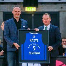 Pagerbė: Klaipėdos klubo vadovas S.Ambrazevičius <span style=color:red;>(kairėje)</span> įteikė K.Maksvyčiui atminimo dovaną.