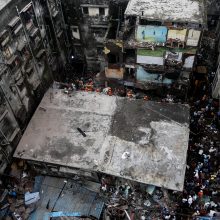 Indijoje sugriuvus pastatui žuvo 13 žmonių